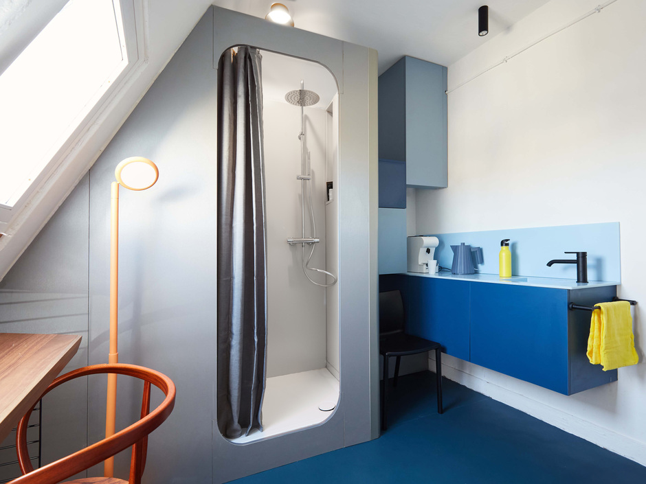 Pariser Dachkammer wird zum Mini-Appartement mit Duschkapsel Pariser Dachkammer wird zum Mini-Appartement mit Duschkapsel