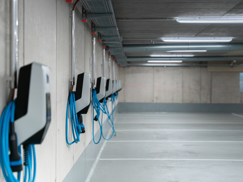 Ladeinfrastruktur in Mehrparteienhäusern: Bund fördert Wallboxen und Vorverkabelung in WEGs