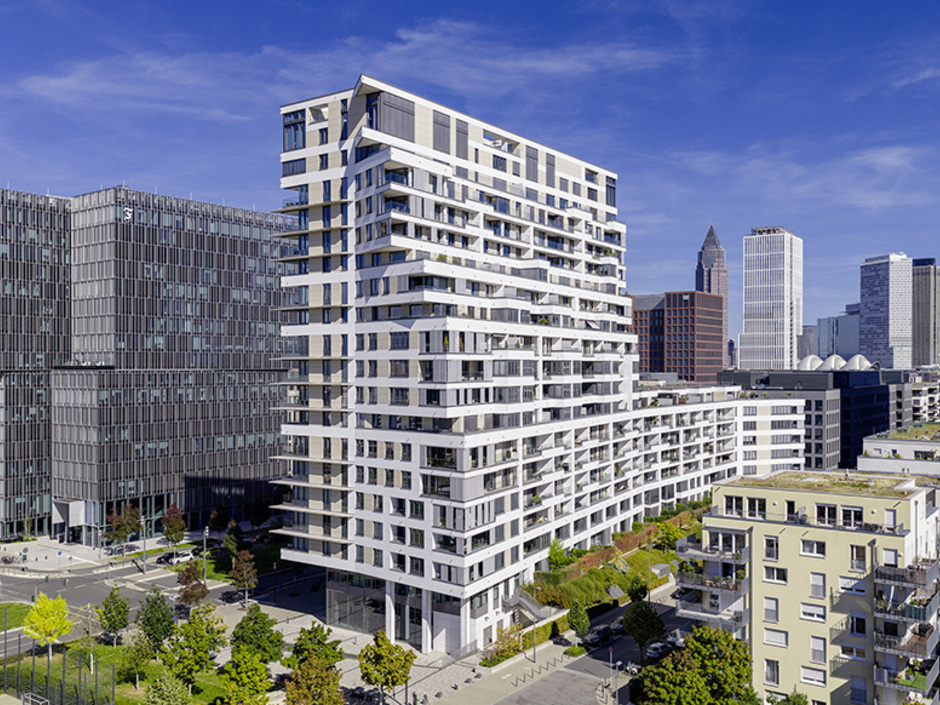 Hochhaus Praedium: Außenliegender Sonnenschutz senkt den Kühlenergiebedarf Hochhaus Praedium: Außenliegender Sonnenschutz senkt den Kühlenergiebedarf