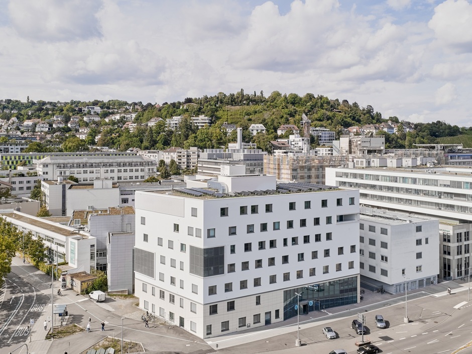 Effiziente Krankenhaussanierung im laufenden Betrieb: Smarte Gebäudetechnik von GEZE im Klinikum Stuttgart