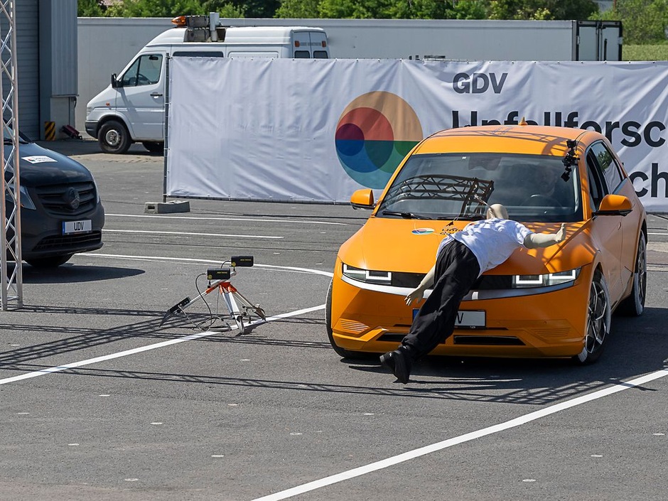 E-Autos im Sicherheits-Check: Warum Stromer bei Schrittgeschwindigkeit gefährlicher sind E-Autos im Sicherheits-Check: Warum Stromer bei Schrittgeschwindigkeit gefährlicher sind