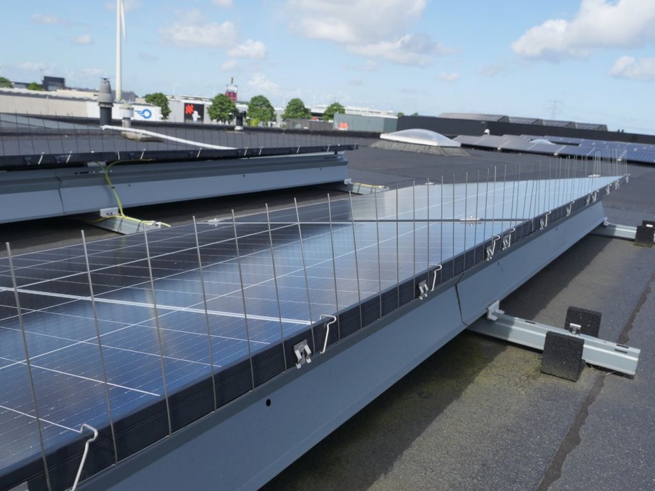 RoofTech schützt Photovoltaik-Großanlagen vor Vögeln