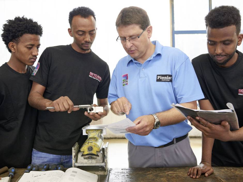 Ratgeber der Friedhelm Loh Group: Flüchtlinge zu Fachkräften ausbilden Ratgeber der Friedhelm Loh Group: Flüchtlinge zu Fachkräften ausbilden