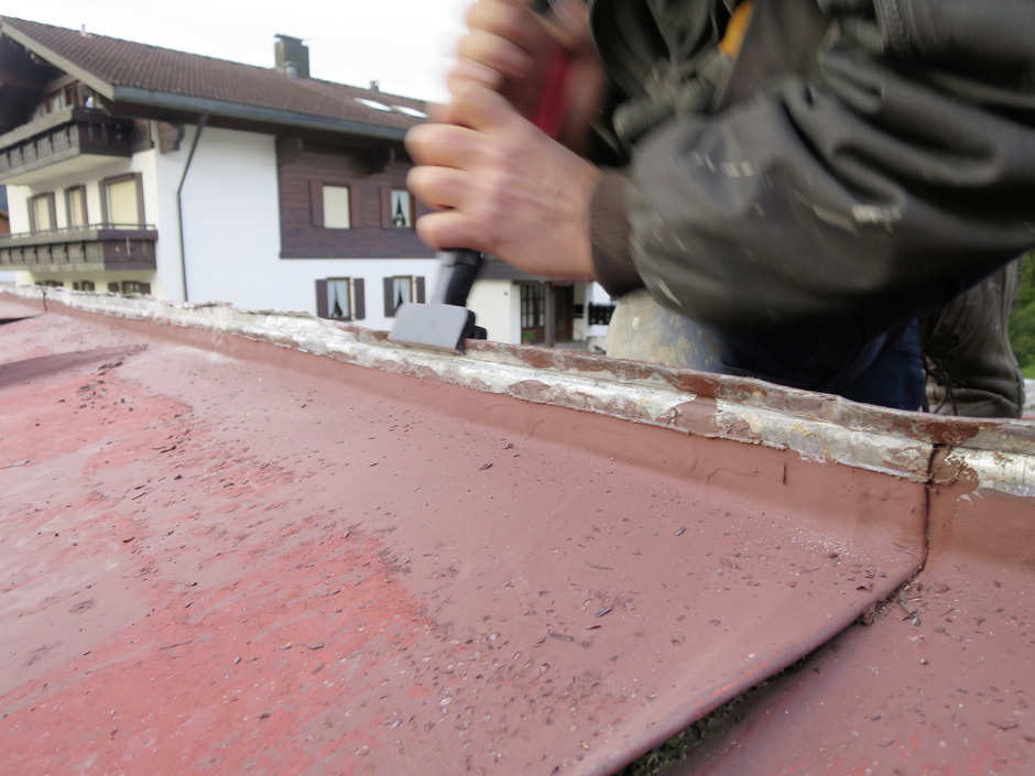 Neue Falzaufbiegezange für rasches Öffnen von Doppelfalzen Neue Falzaufbiegezange für rasches Öffnen von Doppelfalzen