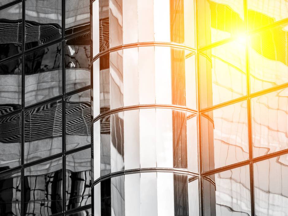 Innen liegender Sonnenschutz: Nur mit Lüftung effektiv Innen liegender Sonnenschutz: Nur mit Lüftung effektiv