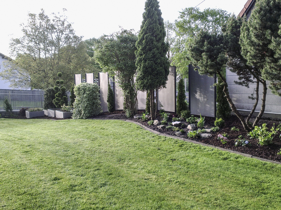 Schwarzblech als Sichtschutz Schwarzblech als Sichtschutz