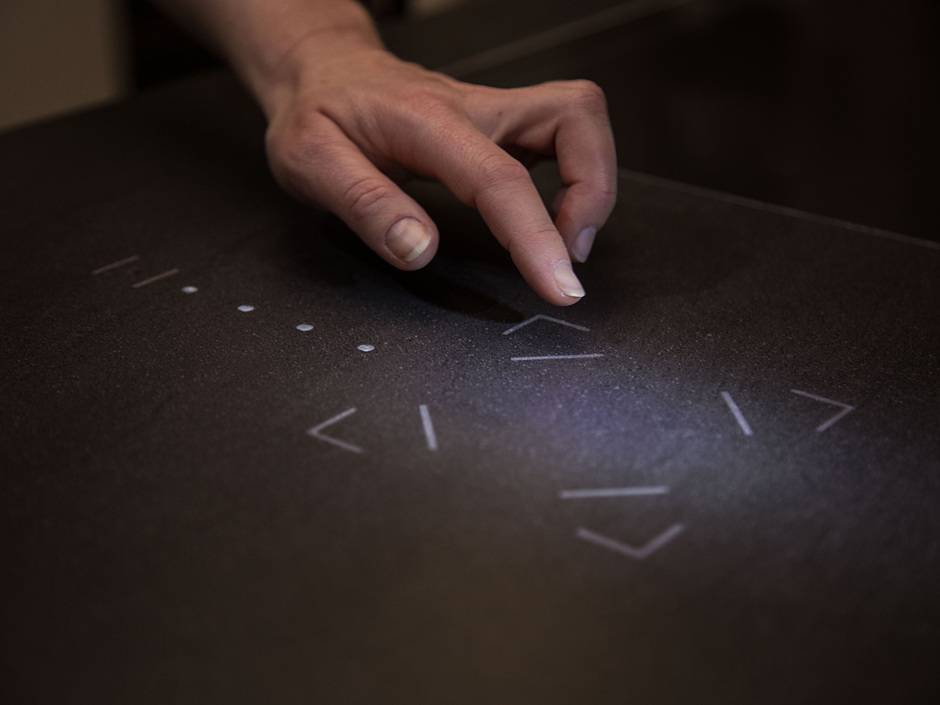 Loxone Touch Stone: Schalter im Stein Loxone Touch Stone: Schalter im Stein