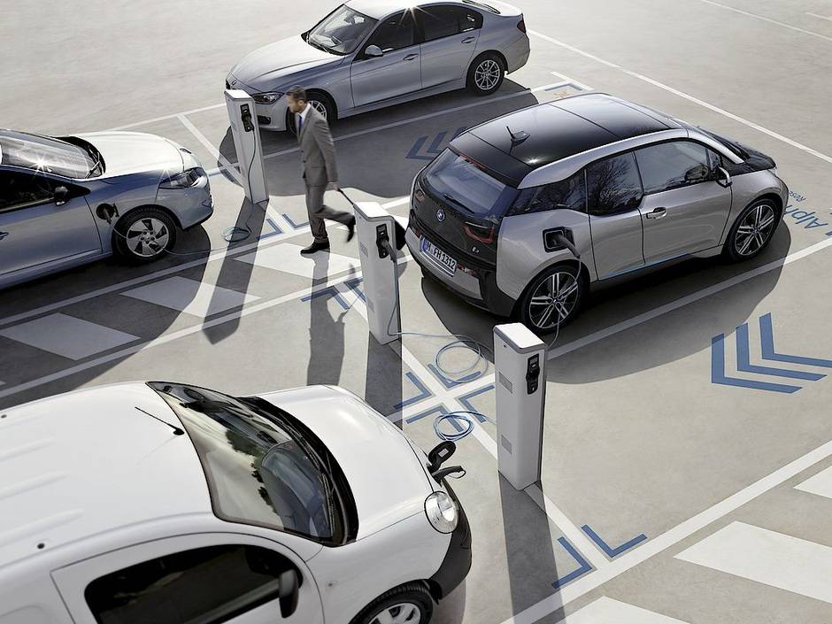 Autohersteller wollen europäisches Ladenetz aufbauen Autohersteller wollen europäisches Ladenetz aufbauen