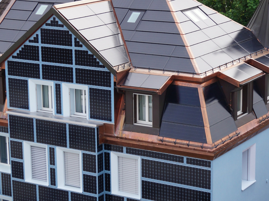 Parallelgeschaltete Solarstrings: Neue Anbindung von Photovoltaikfassaden Parallelgeschaltete Solarstrings: Neue Anbindung von Photovoltaikfassaden