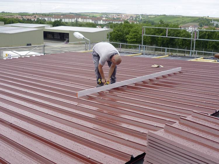 so lassen sich solarstromanlagen auf trapezdachern befestigen haustec