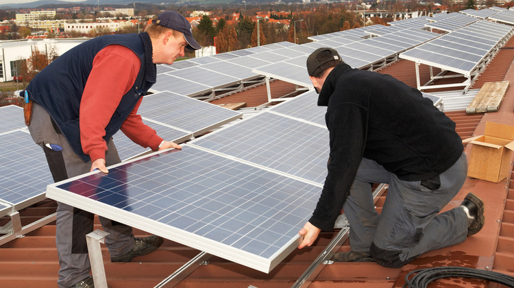 So Lassen Sich Solarstromanlagen Auf Trapezdachern Befestigen