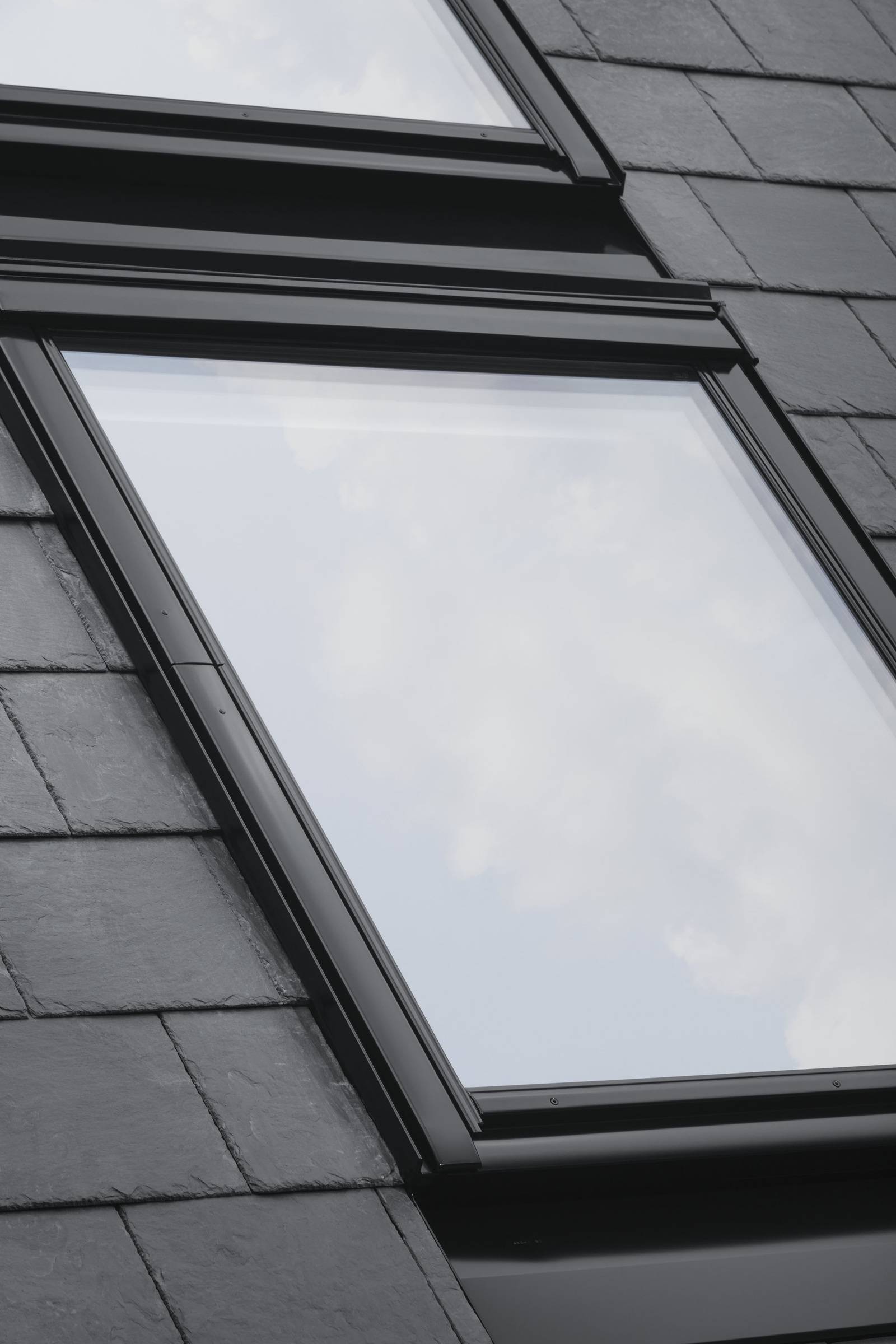 Velux GGU Black Dieses Dachfenster ist komplett schwarz Haustec