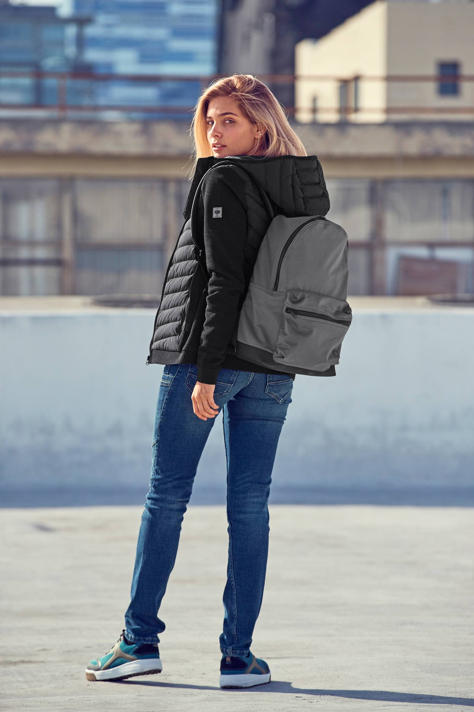 Accessoires ergänzen das motion ten Outfit von Engelbert Strauss Haustec