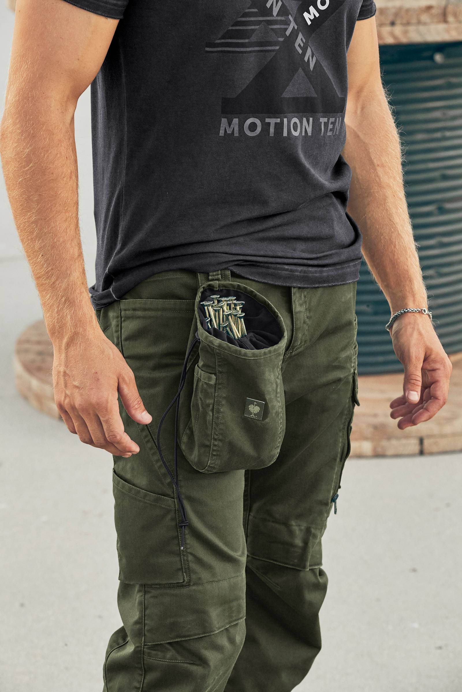 Accessoires ergänzen das motion ten Outfit von Engelbert Strauss Haustec