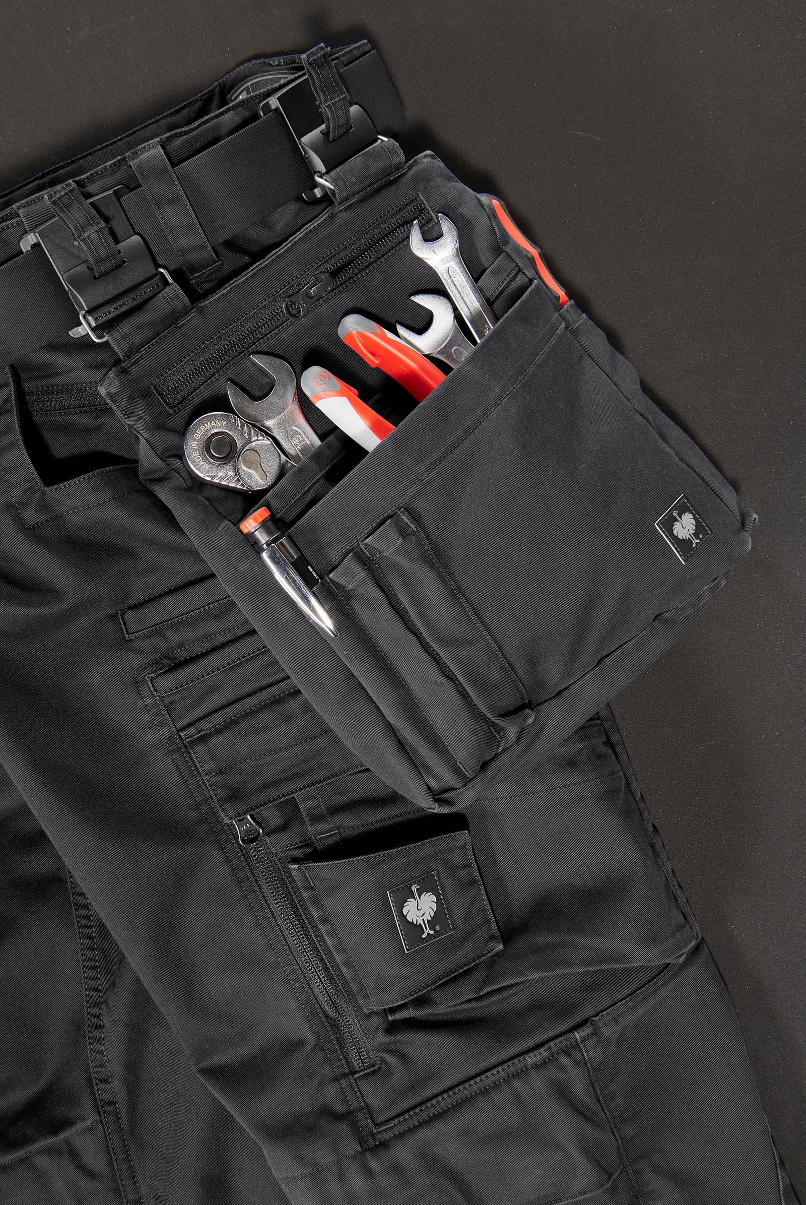 Accessoires ergänzen das motion ten Outfit von Engelbert Strauss Haustec