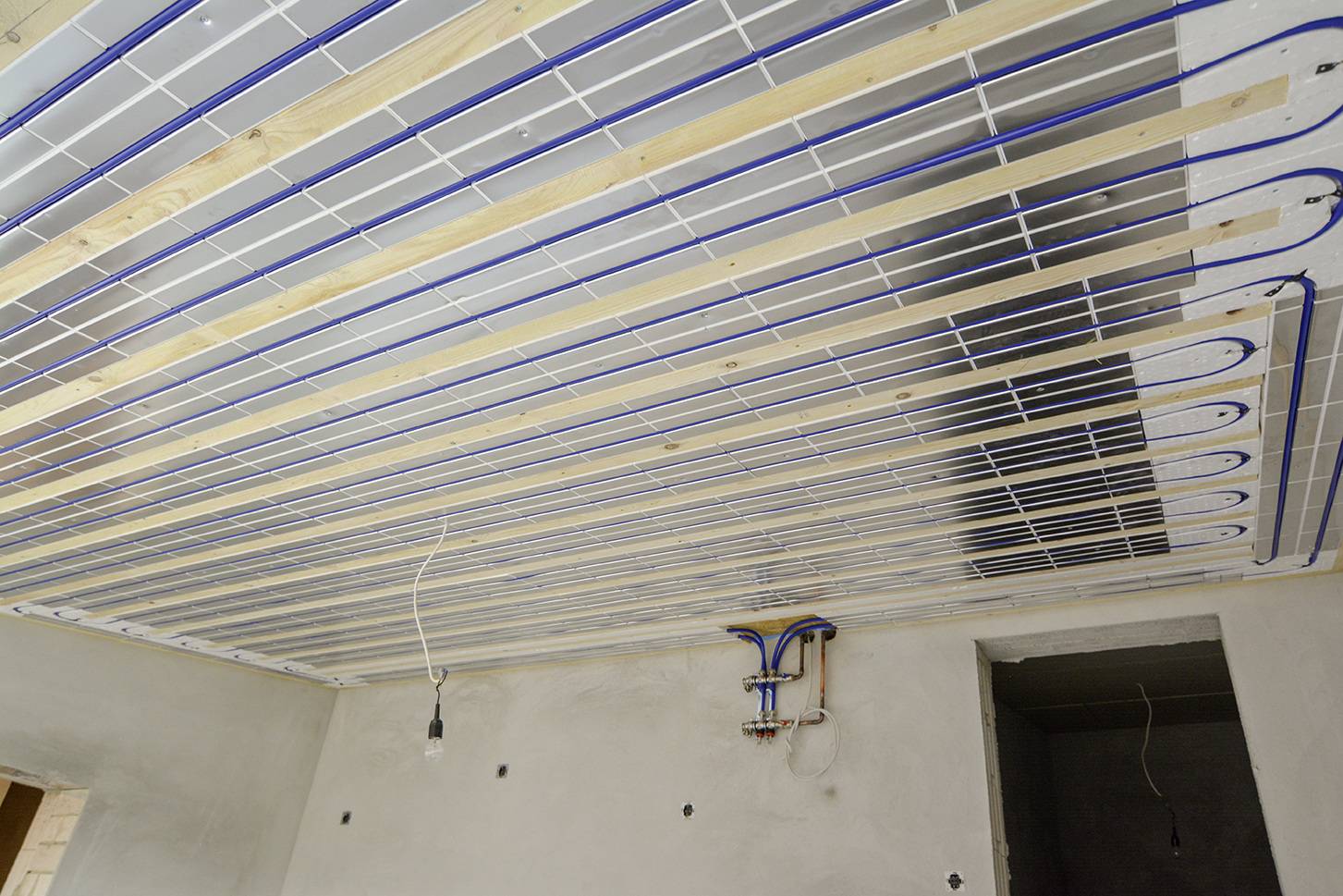 So lässt sich eine Deckenkühlung installieren | Haustec
