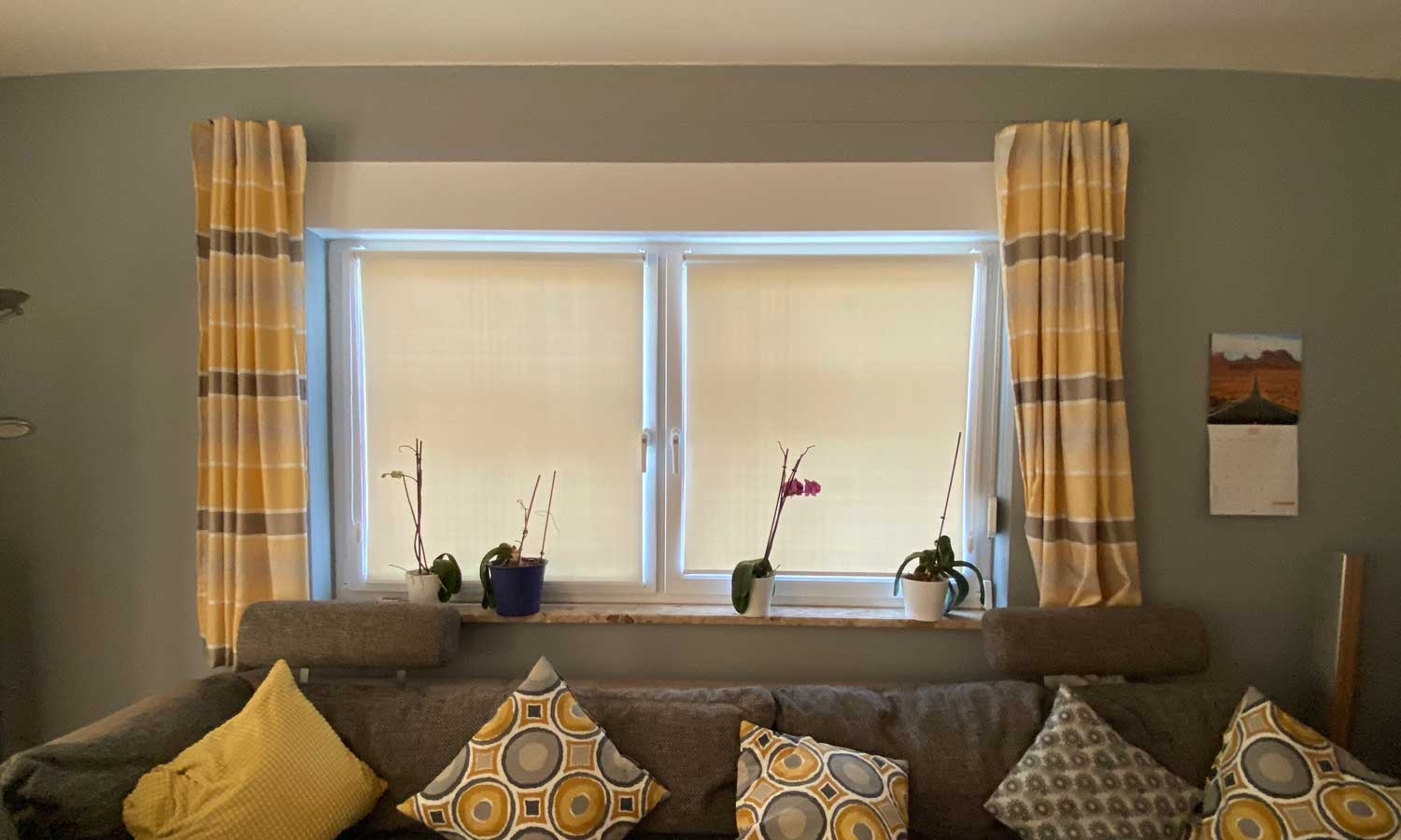 Hochreflektierende Hitzeschutz-Rollos kühlen Innenräume | Haustec