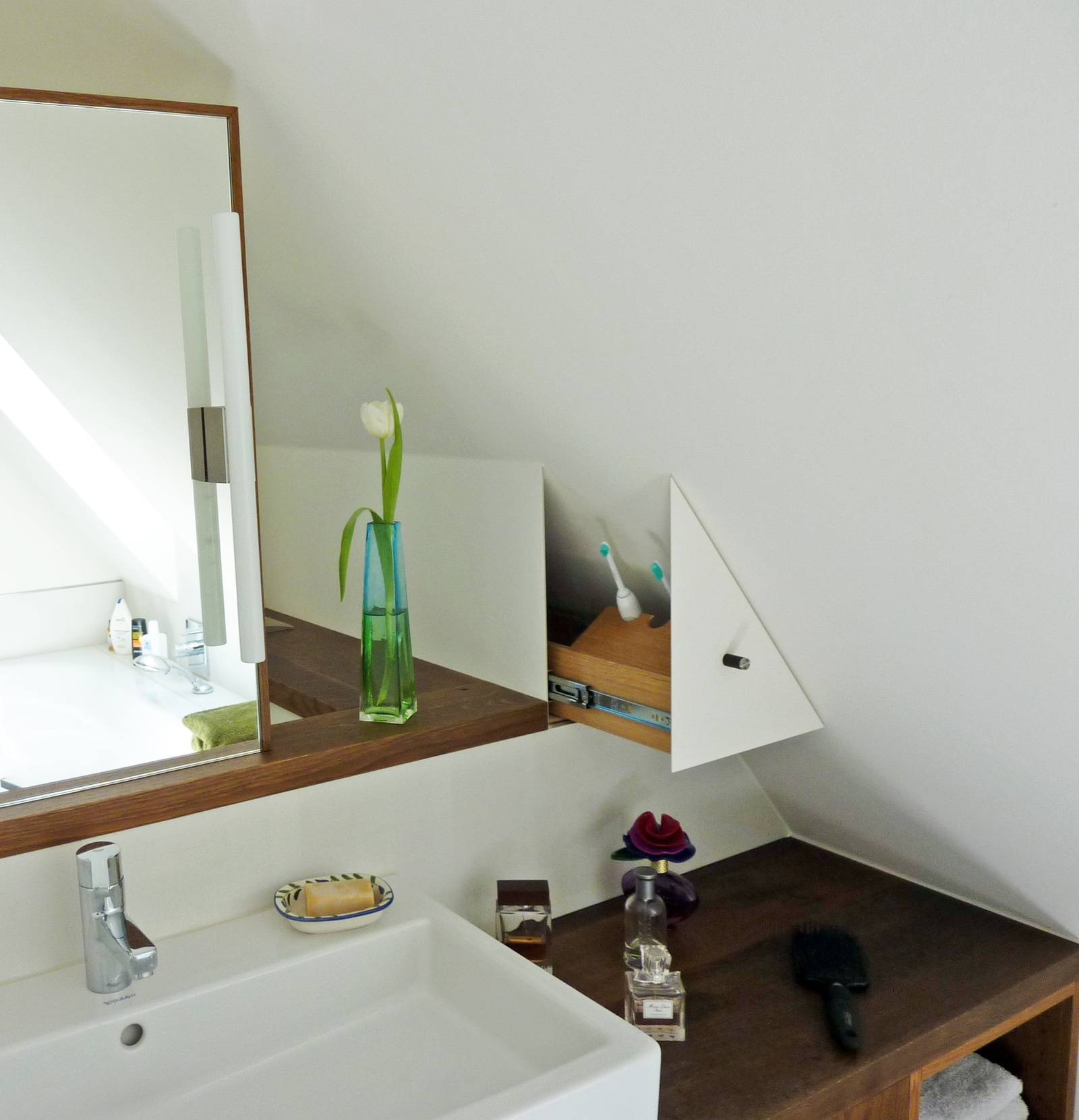 Perfekter Waschplatz im Dachschrägen-Bad | Haustec