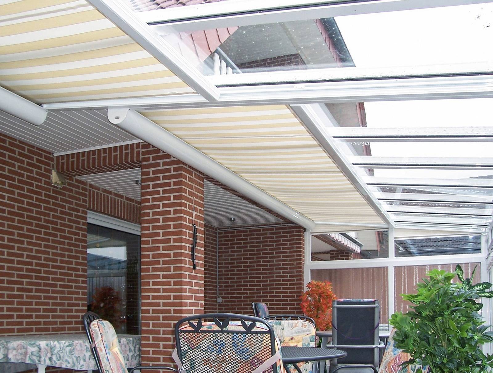 Sonnenschutz auf oder unter dem Glasdach? Haustec