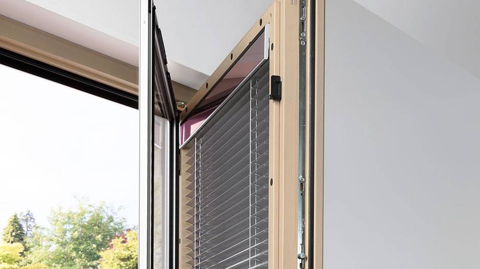 Sonnenschutz für Wohnraum: Fenster mit integrierten Systemen