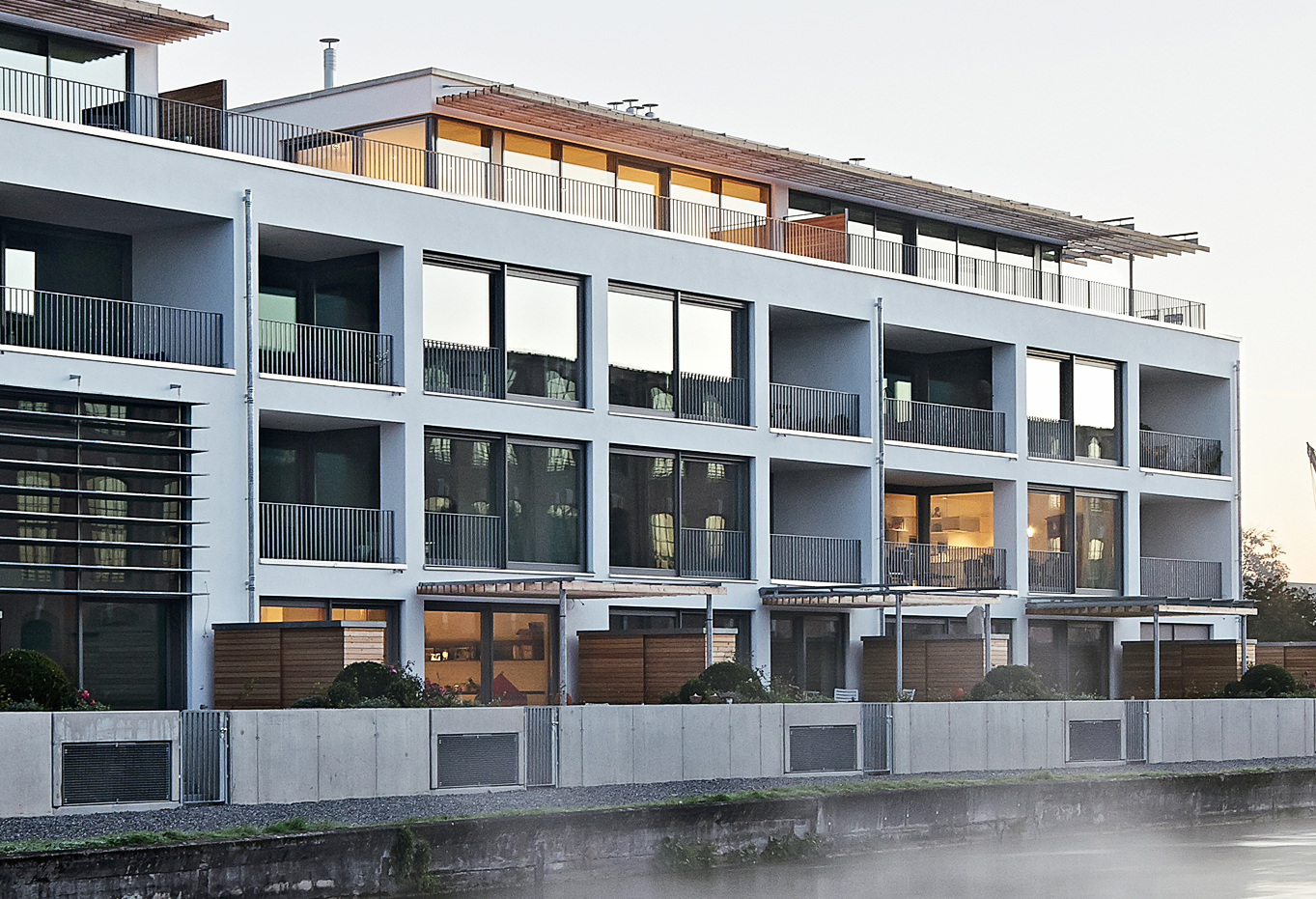 hallenartige konstruktion mit großen glasflächen