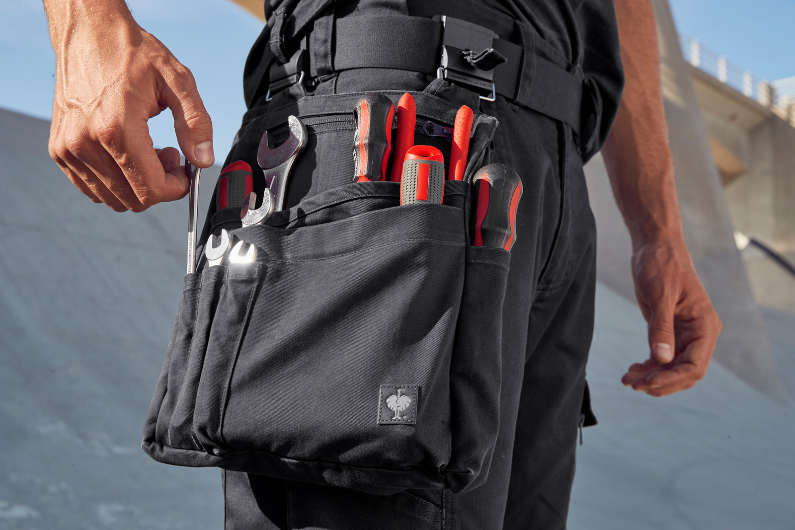 Accessoires ergänzen das motion ten Outfit von Engelbert Strauss Haustec