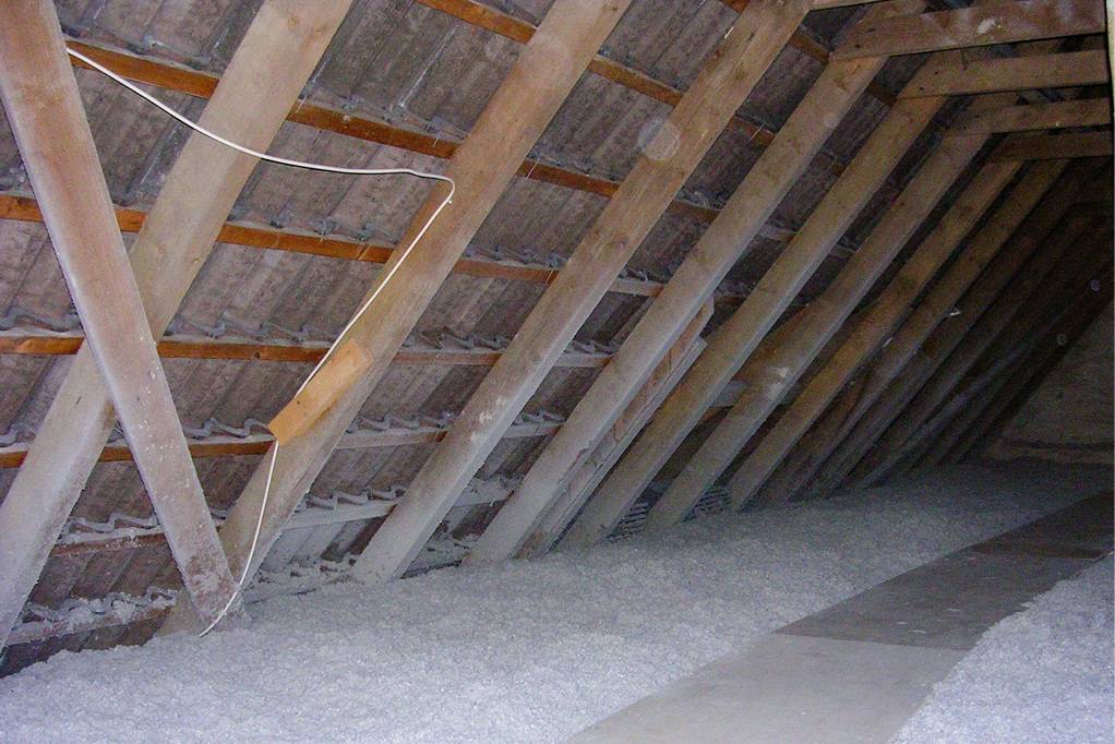 Nachträgliche Dämmung von Dach und Abseiten mit Einblasdämmung