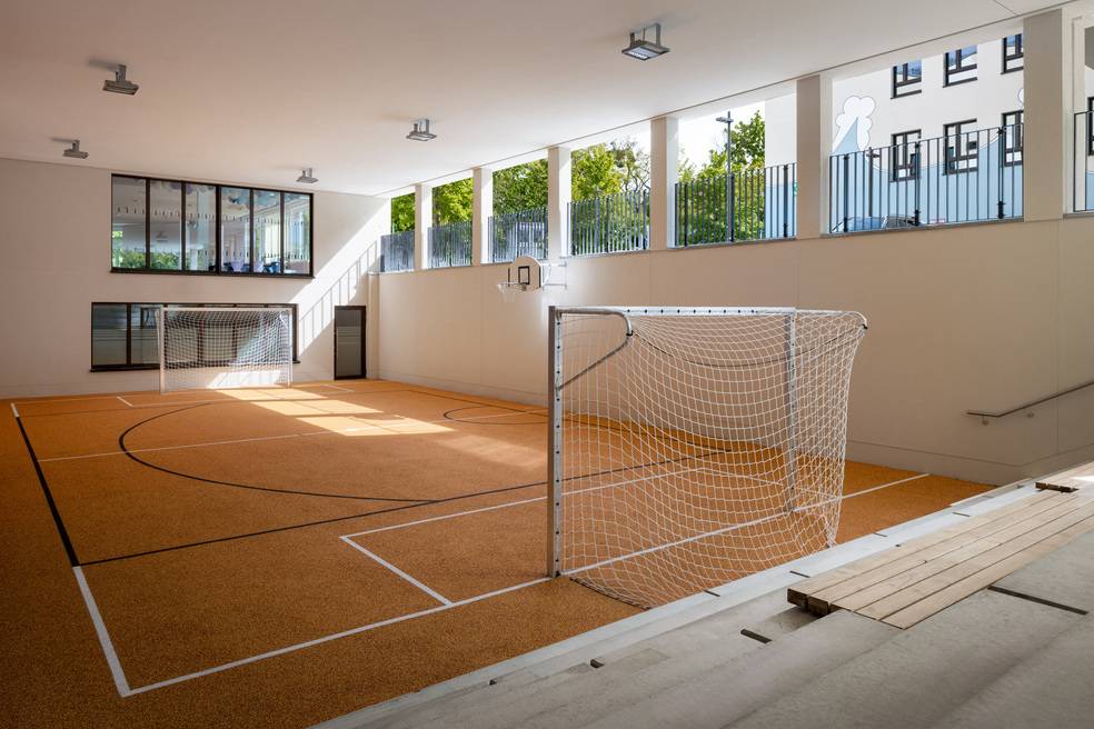 ALT-Text: „Moderne Sporthalle mit effizienter Gebäudetechnik, inklusive energieeffizienter Beleuchtung und Belüftungssystemen, für optimierte Luftqualität und Klimatisierung, ideal für Sportanlagenplaner und Facility Manager.“.