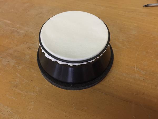 Das Textilvlies wird vor und nach dem Trocknungsvorgang gewogen.