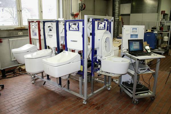 Prüfstandsaufbau an der Hochschule Esslingen: Der mobile Prüfstand besitzt acht Montageplätze für die Installation von Wand-WCs. 