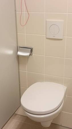 Kein Problem, falls hier mal das Klopapier fehlt oder zwischendrin ausgeht: Man muss dann nur an der roten Schnur ziehen - und der Lieferservice kommt. Kein Problem, falls hier mal das Klopapier fehlt oder zwischendrin ausgeht: Man muss dann nur an der roten Schnur ziehen - und der Lieferservice kommt.