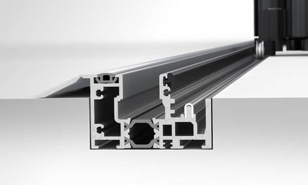 Mit einem Anschlag von nur 14 mm ist die barrierefreie Bodenschiene von Solarlux wohnraumtauglich. Mit einem Anschlag von nur 14 mm ist die barrierefreie Bodenschiene von Solarlux wohnraumtauglich.
