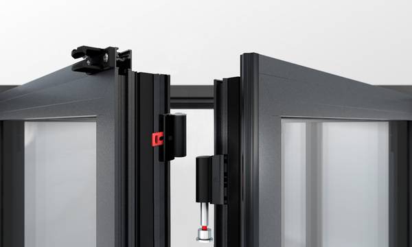 Der neue und patentierte Reinigungsbeschlag ermöglicht die sichere und einfache Reinigung der Scheibenaußenseiten von innen. Der neue und patentierte Reinigungsbeschlag ermöglicht die sichere und einfache Reinigung der Scheibenaußenseiten von innen.