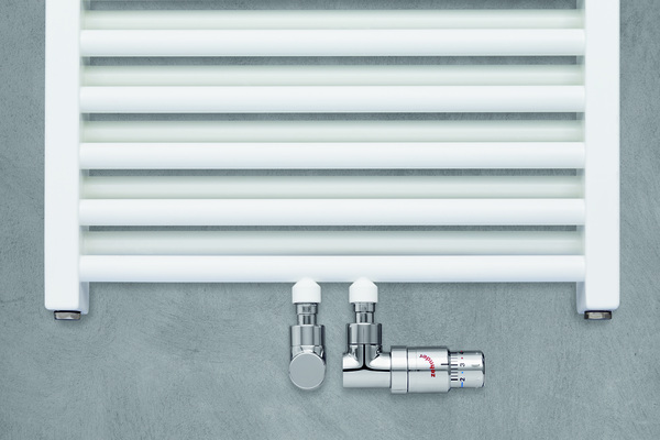 Zehnder Zeno in der Ausführung Warmwasser-Betrieb mit Komfort-Armatur (Baureihe XE) in Chrom: Durch verschiedene Anschluss-möglichkeiten ermöglicht der Zehnder Zeno in doppellagiger Ausführung eine flexible Installation.