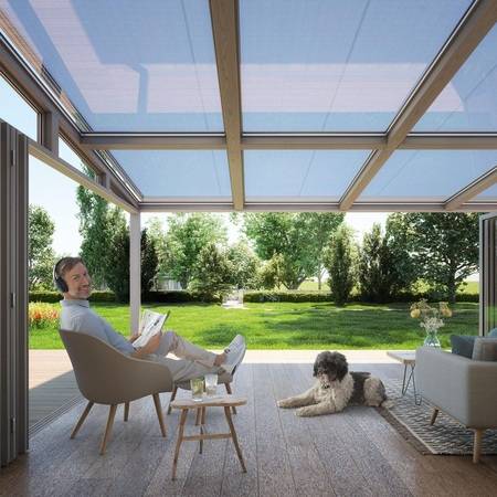 Die hochwertigen Tücher der Wintergarten-Markise vermitteln ein wohnliches Flair auf der Terrasse. 