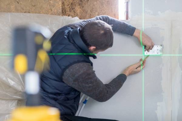 Neben einem Kreuz lasern die neuen STANLEY FATMAX-Geräte drei bis fünf zusätzliche Spots an Wände und Decken. Neben einem Kreuz lasern die neuen STANLEY FATMAX-Geräte drei bis fünf zusätzliche Spots an Wände und Decken.