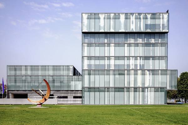 Möglich wird diese Veredelung durch einlaminiertes Kunststoffgewebe mit Metallbeschichtung.