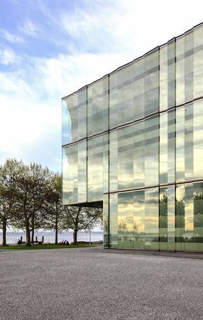 Ein bewegtes farbiges Schimmern durch Glasveredelung zeichnet die Fassade des Würth-Gebäudes in Rohrschach/Schweiz aus. Ein bewegtes farbiges Schimmern durch Glasveredelung zeichnet die Fassade des Würth-Gebäudes in Rohrschach/Schweiz aus.