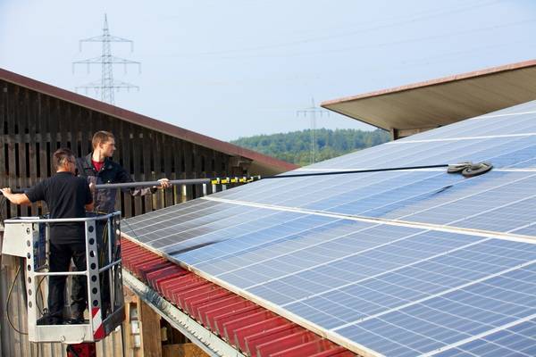 Die Lage der Photovoltaikanlage bestimmt, über welchen Zugang sie am besten zu reinigen ist: Bei schwer erreichbaren Dächern muss etwa ein Hubsteiger eingesetzt werden.