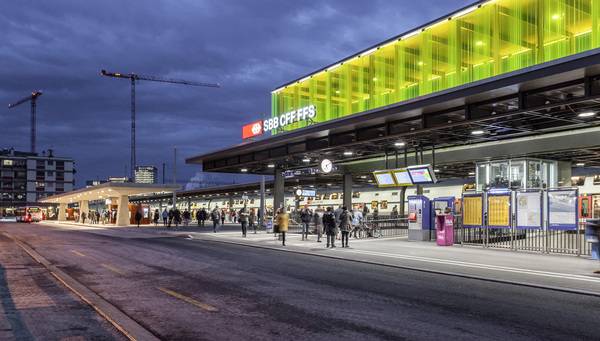 Ein sattes leuchtendes Grün macht den Bahnhof von Oerlikon/Schweiz durch Glasveredelung von Weitem sichtbar.