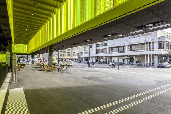 Auch unter dem Dach des Bahnhofs erleben die Passanten durch das Glas interessante Lichteffekte.