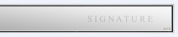 Der mit Logo, Signet oder Schriftzug individualisierbare Design-Rost ACO Signature in der bodenebenen Edelstahl-Duschrinne ACO Showerdrain M, Länge 800 mm.