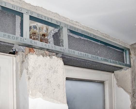 Die Rollladenkästen von DiHa wurden in den Grundrahmen eingesetzt, der auch zum sauberen Raumabschluss dient.