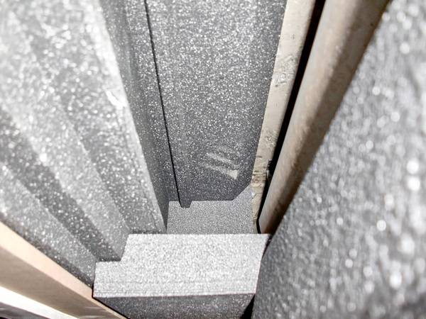 Optimale Dämmung rund um den Rollladen. Auch die Revisionsöffnungen und die Fensterblendrahmen wurden großzügig gedämmt. 