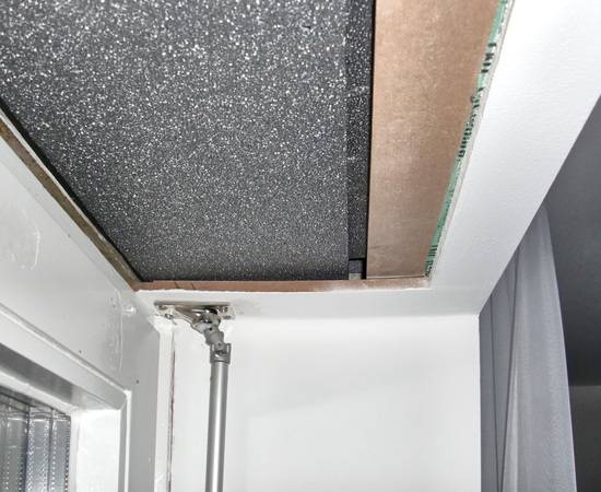 Der fertig gedämmte Rollladenkasten, ohne Deckel.