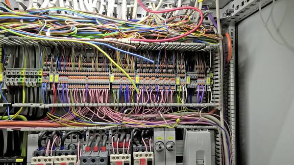 Überfüllter Kabelkanal mit offenen und nicht aufgelegten Kabelenden.  Überfüllter Kabelkanal mit offenen und nicht aufgelegten Kabelenden.