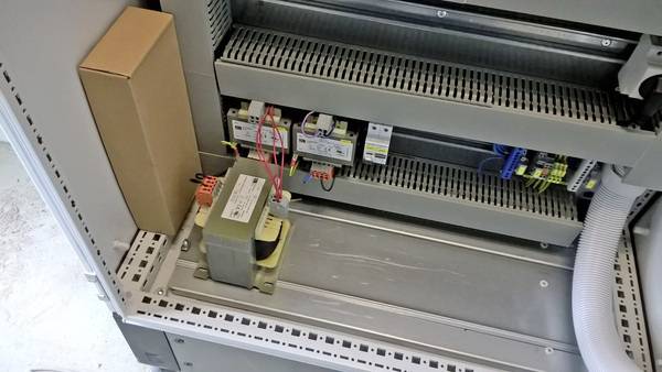 Nicht dokumentierte und nicht fest eingebaute elektrische Baugruppe.  Nicht dokumentierte und nicht fest eingebaute elektrische Baugruppe.