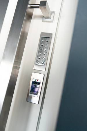 Die modernen Zugangskontrollen für Creo-Türen liefern namhafte Hersteller.