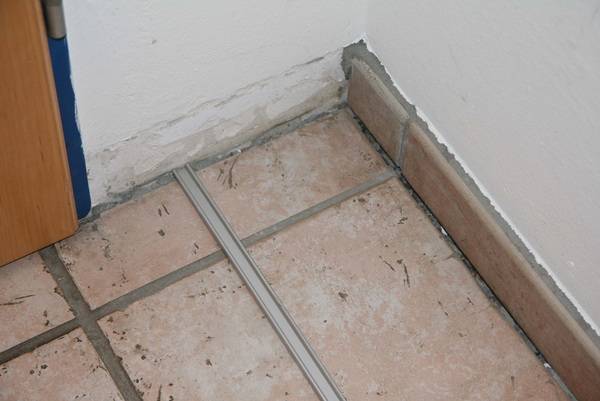 Abb 2: Die auf den Boden geklebte Laufschiene.