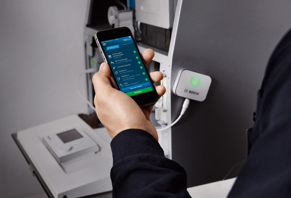 Buderus hat die Funktionen des Diagnosesystems Smart Service Key für Heizungsfachfirmen mit der neuen App ProWork erweitert.